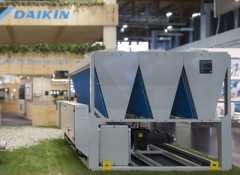 Чиллер с воздушным охлаждением Daikin EWAT115B-XSB1 Чиллер с воздушным охлаждением Daikin EWAT115B-XSB1